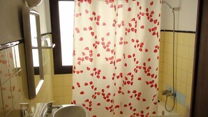 A bathroom with a sink, mirror, and toilet. - Oasis D Or (Santanyi)