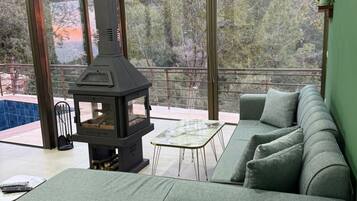 Nhà gỗ Cao cấp, 1 giường cỡ king, quang cảnh vườn | Khu phòng khách | Lò sưởi