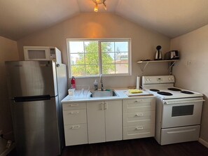 Køleskab, mikrobølgeovn, ovn, kogeplade