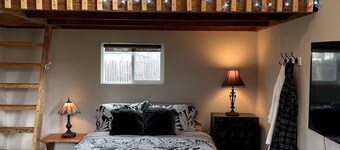 The Well House with outdoor seating and loft!