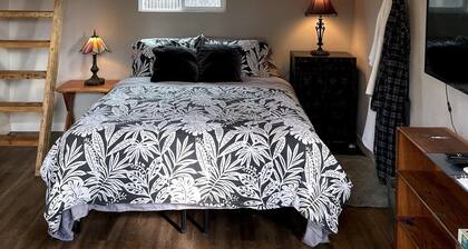 The Well House with outdoor seating and loft!