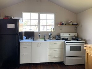 Réfrigérateur, four à micro-ondes, un four, surface de cuisson