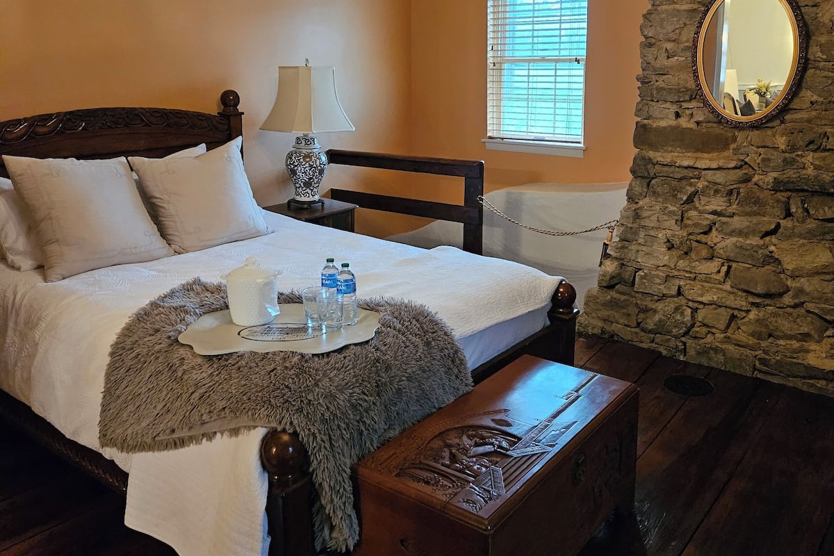 Comfort Suite, 1 Queen Bed with Sofa bed | In-room safe, iron/ironing board, free WiFi, bed sheets
