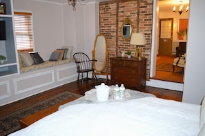 In-room safe, iron/ironing board, free WiFi, bed sheets - Mansion House 1757 (Fairfield)