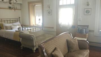 Suite Deluxe, balcón | Caja de seguridad en la habitación y tabla de planchar con plancha