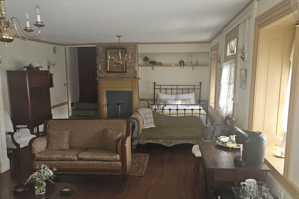 Deluxe Suite, Balcony | In-room safe, iron/ironing board, free WiFi, bed sheets