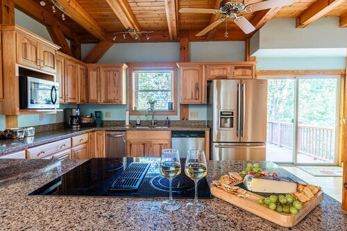 Charming 4-bedroom cabin with Hot Tub and Firepit in Old Fort