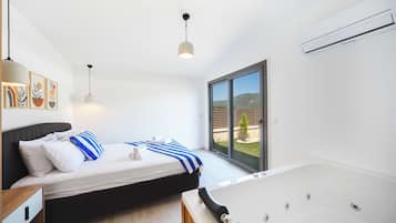 Family Villa | Desk, laptop workspace, iron/ironing board, free WiFi