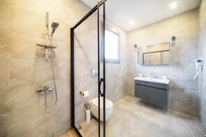 Douche, sèche-cheveux, serviettes fournies, shampoing