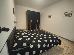 Iron/ironing board, free WiFi, bed sheets