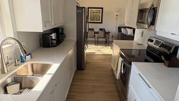 Køleskab, mikrobølgeovn, ovn, kogeplade