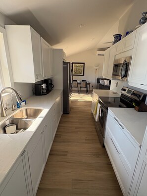 Jääkaappi, mikroaaltouuni, uuni, liesi