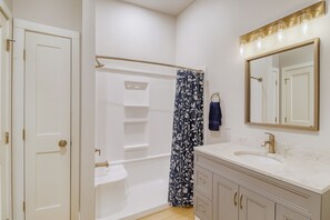 Douche, serviettes fournies, savon, papier toilette