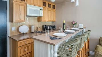 Coffee/tea maker, fridge, microwave, dishwasher
