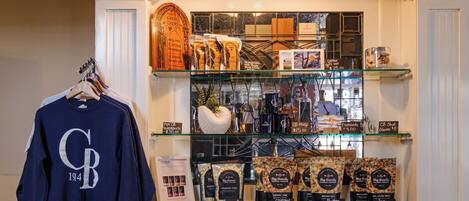 Una exhibición de productos de café y una sudadera CB en una estantería.