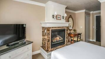 Tabla de planchar con plancha, wifi gratis y ropa de cama