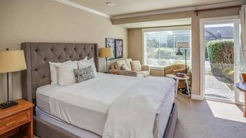 Tabla de planchar con plancha, wifi gratis y ropa de cama