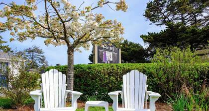 The Courtyard - Grand Queen Room at Cannon Beach Hotel Collection! Kitchenette