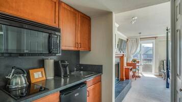 Fridge, microwave, dishwasher, coffee/tea maker