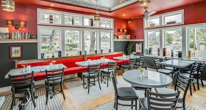 The Courtyard - Grand Queen Room at Cannon Beach Hotel Collection! Kitchenette