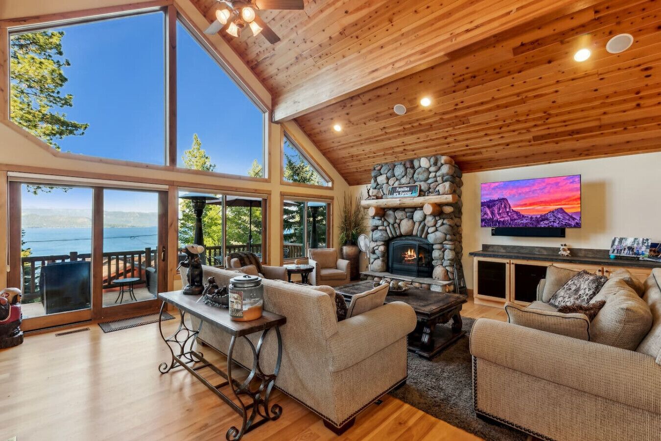 Una Smart TV, una chimenea, un reproductor estéreo