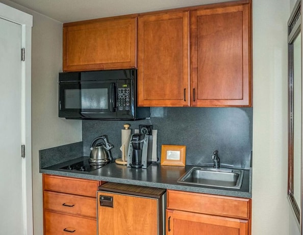 Fridge, microwave, dishwasher, coffee/tea maker