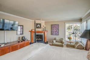 1 bedroom, iron/ironing board, free WiFi, bed sheets - The Courtyard - Classic King Room at Cannon Beach Hotel Collection! Beach Access (Cannon Beach)