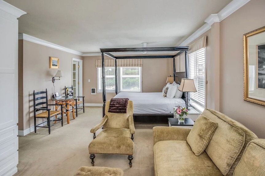 Cannon Beach Hotel - Deluxe Queen Room At Cannon Beach Hotel Collection - Cannon Beach, OR