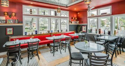 Deluxe Queen Room with Beach Access! Close to Cannon Beach Art Galleries!