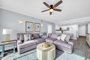 TV - 🦩Book Me Baby! Gulf-Front Waterscape B401 Sundrenched🦩 (Fort Walton Beach)