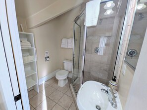 Shower, hair dryer, towels - Spacious Victorian-Style Family Retreat | 5 Ensuite Bedrooms + Event-Ready Yard (Kanab)