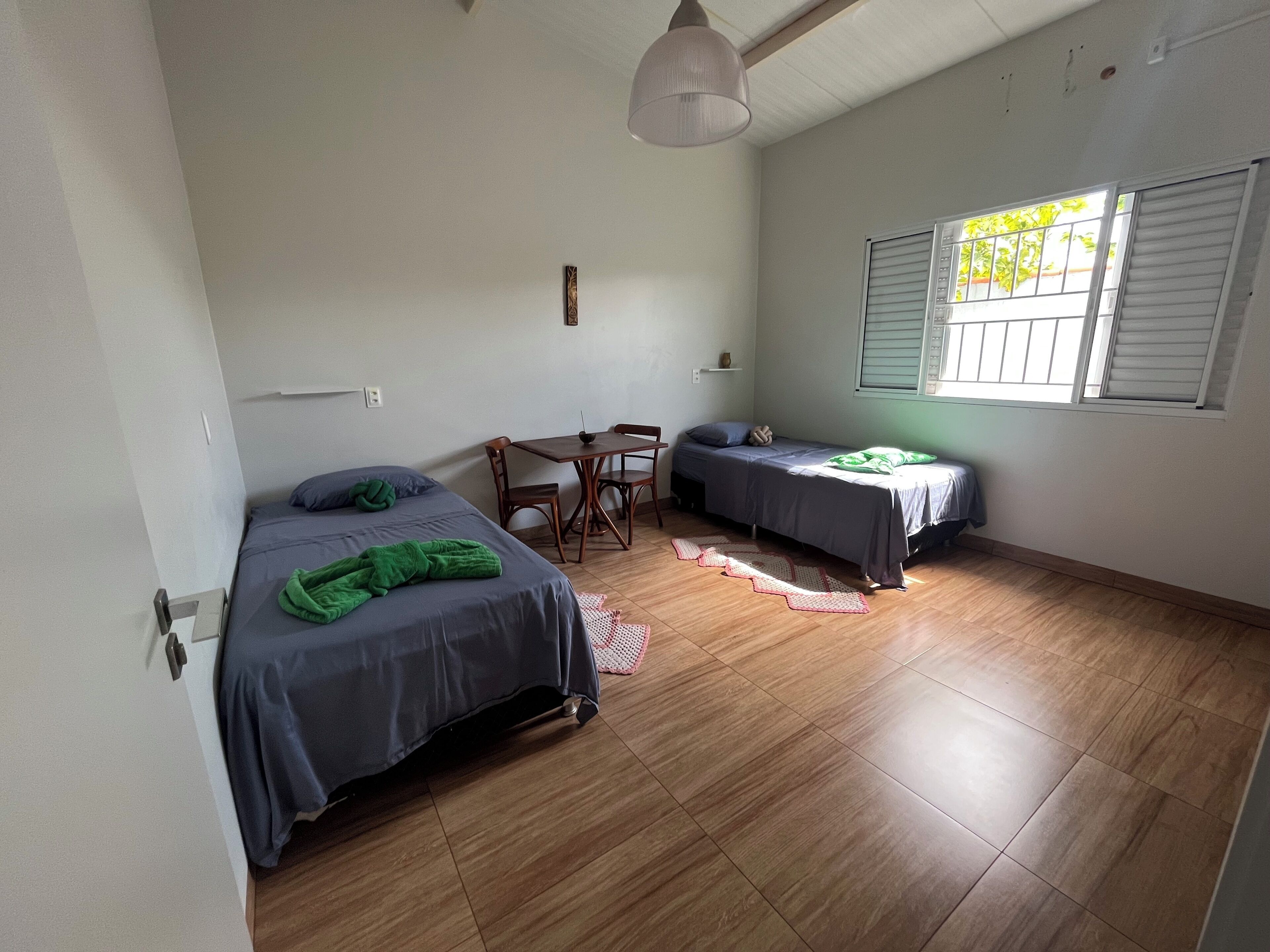 2 habitaciones, tabla de planchar con plancha, wifi y ropa de cama 