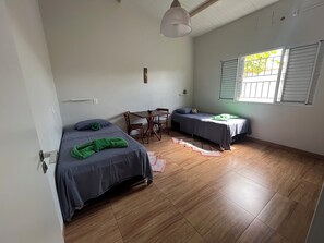 2 habitaciones, tabla de planchar con plancha, wifi y ropa de cama