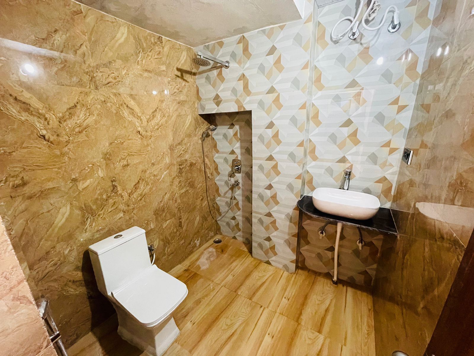 Een aparte badkuip en douche, pantoffels, handdoeken, zeep