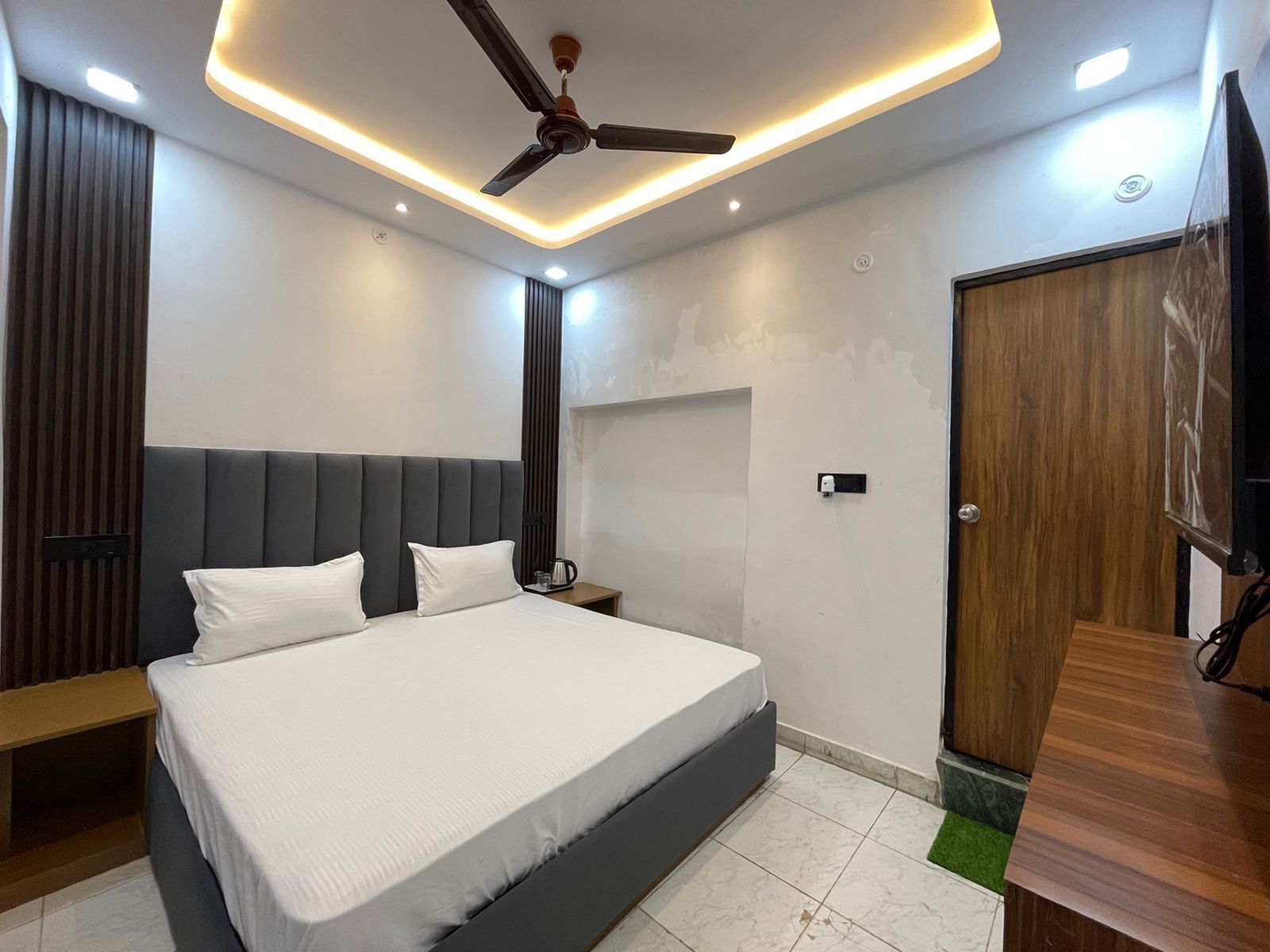 Een bureau, een laptopwerkplek, gratis wifi