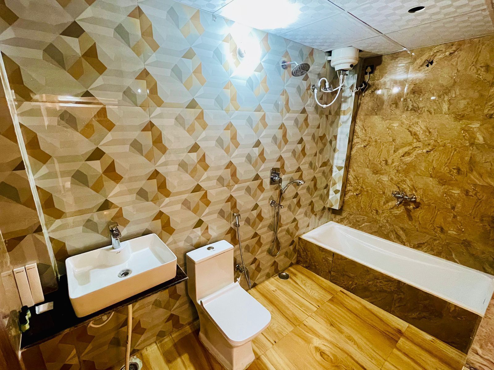 Een aparte badkuip en douche, pantoffels, handdoeken, zeep