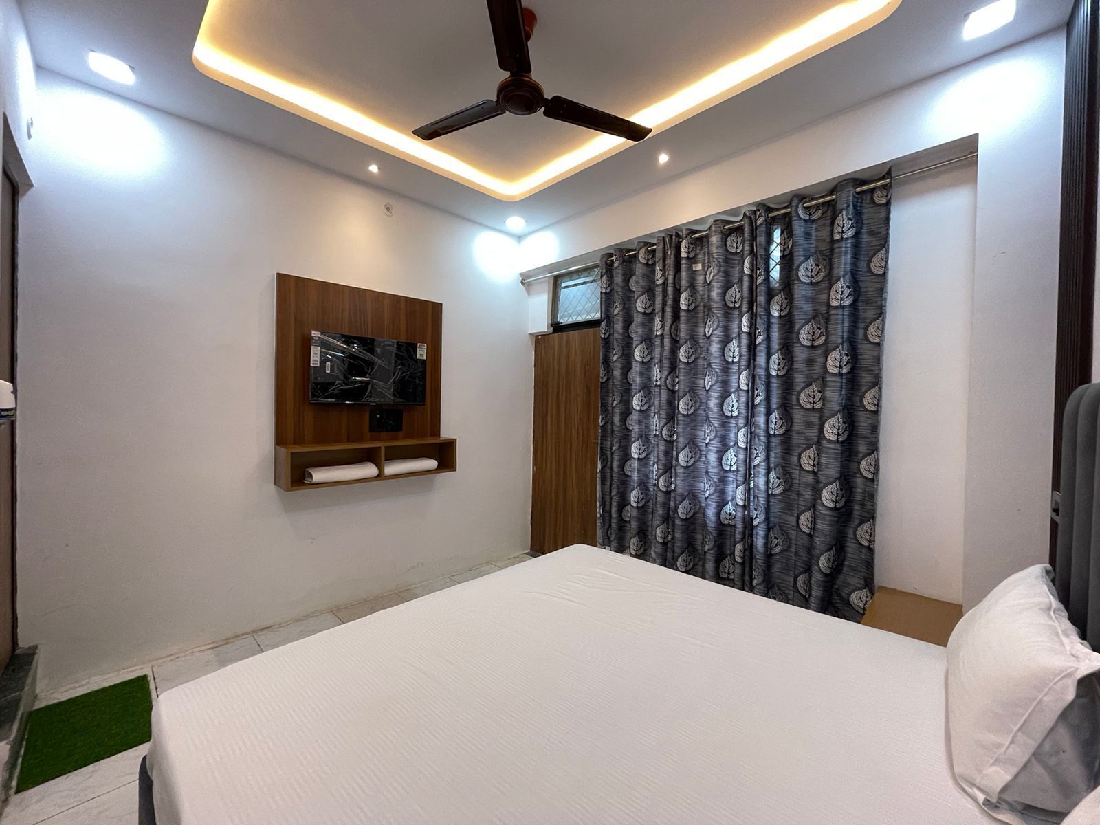 Desk, laptop workspace, free WiFi