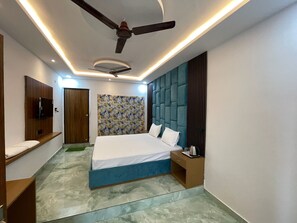 Desk, laptop workspace, free WiFi - Sri Madhubani Enclave (Prayagraj)