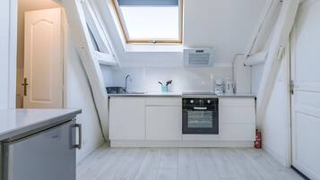 Micro-ondes, four, plaque de cuisson