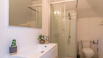 Douche, sèche-cheveux, serviettes fournies, papier toilette