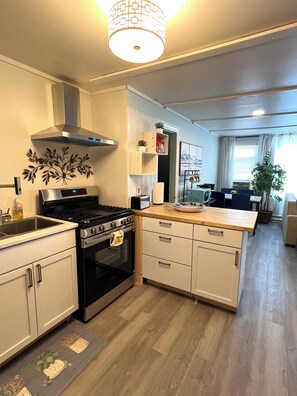 Private kitchen - Grecian Downtown Apartment (Schenectady)