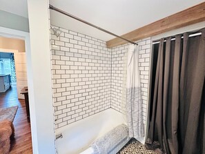 Hårføner, håndklær, såpe og toalettpapir