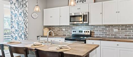 Microondas, horno, parrilla de estufa y lavavajillas