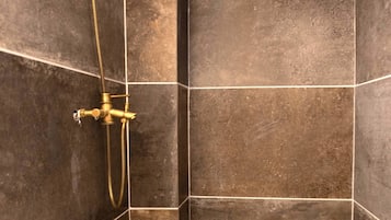 Douche, sĂšche-cheveux, serviettes fournies, savon