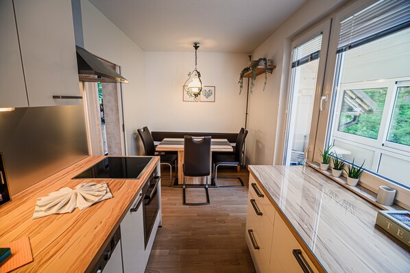 Fridge, oven, stovetop, dishwasher