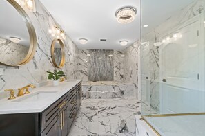 Shower, jetted bath, hair dryer, towels - Charming 4-bedroom house with WiFi, AC in upscale Oak Brook,near Oak brook mall (Oak Brook)