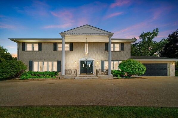 Exterior - Charming 4-bedroom house with WiFi, AC in upscale Oak Brook,near Oak brook mall (Oak Brook)
