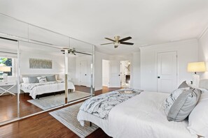 4 bedrooms, iron/ironing board, WiFi, bed sheets - Charming 4-bedroom house with WiFi, AC in upscale Oak Brook,near Oak brook mall (Oak Brook)