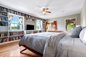 Desk, iron/ironing board, WiFi, bed sheets