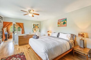 Desk, iron/ironing board, WiFi, bed sheets